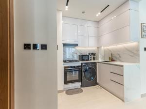 Brand New High Floor 1 BR with city view, pool and gym
