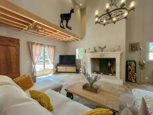 Modern Provençal Villa At The Forests Edge