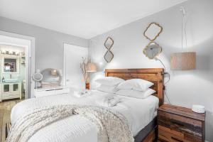 Coastal Serene Courtyard, Lush Garden, BBQ & Bar Cart- 1 Dollar rides to Beach- by Maven Vacation Rentals