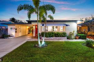 Coastal Serene Courtyard, Lush Garden, BBQ & Bar Cart- 1 Dollar rides to Beach- by Maven Vacation Rentals