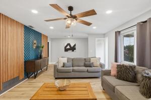 Luxury Heated Pool 5 Min to White Sand Beaches 4 Bedrooms, 2 Baths