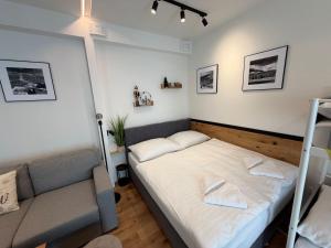 Luxusní studio 22 s exklusivní bufetovou snídaní - novostavba v samotném srdci Harrachova - Privátní parkování zdarma u vlastního venkovního posezení - 150 m od sjezdovky - Smart TV - WiFi - Satelit