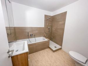 Eco Retreat In Balingen & Modern 2BR GF Apartment