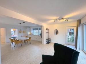Eco Retreat In Balingen & Modern 2BR GF Apartment