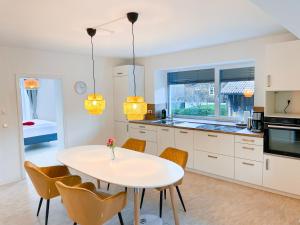 Eco Retreat In Balingen & Modern 2BR GF Apartment