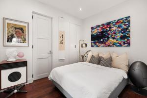 Artistic Opera House Retreat - Entire Apartment - 5-Min Ferry to CBD
