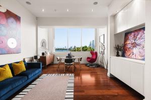 Artistic Opera House Retreat - Entire Apartment - 5-Min Ferry to CBD
