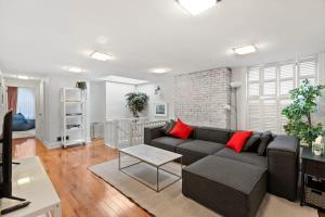 Garden Place II by RoveTravel 4BR Historic Apt