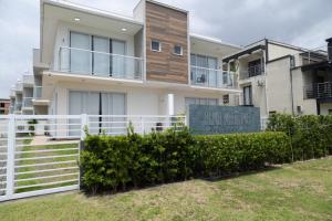 Sobrado 8 com sacada suíte e quarto a 50m da praia