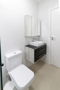 Sobrado 8 com sacada suíte e quarto a 50m da praia