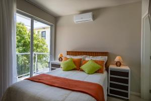 Sobrado 8 com sacada suíte e quarto a 50m da praia