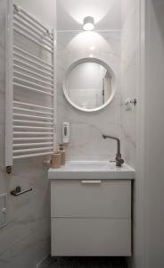 Modern 2BR Apartment - Balcony Views on Blvd Corneliu Coposu