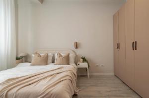 Modern 2BR Apartment - Balcony Views on Blvd Corneliu Coposu