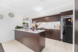 Peaceful Schofields 5BR Near Station Garage