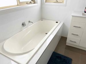 Spacious& Cosy home, convenient to everything