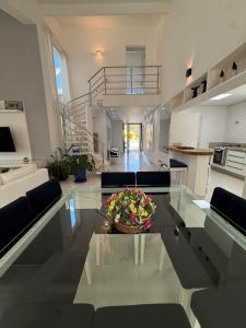 Casa Riviera de São Lourenço piscina climatizada, cascata, sauna, 4 suítes ar cond, área gourmet churrasqueira, 6 vagas de garagem, enxoval não fornecido, a casa conta com dependência de serviço com banheiro, Tv 75 e Tv 55 e Wi Fi