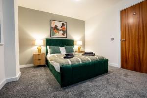 Leeds Duplex Penthouse by the River - Sleeps 10 - Modern