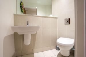 Leeds Duplex Penthouse by the River - Sleeps 10 - Modern