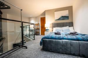 Leeds Duplex Penthouse by the River - Sleeps 10 - Modern