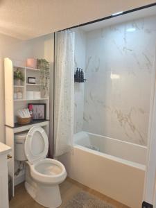 Amaville- The Cozy Cave - Minutes to WEM & YEG