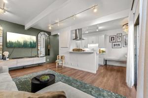 Lucas Tree Flat - Los Angeles California