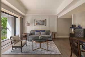 Kahavadi Chiang Rai, Curio Collection by Hilton