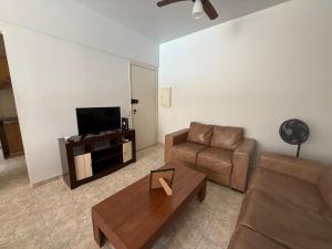 Aconchegante e à 400 metros na Praia da Enseada