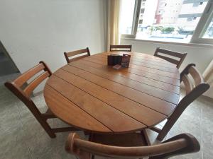 Aconchegante e à 400 metros na Praia da Enseada