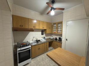 Aconchegante e à 400 metros na Praia da Enseada