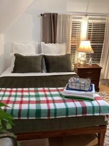 Large Bedroom with Private Bathroom step to Train &Buses in Boston
