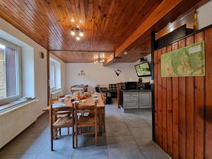 Maison de village en pierres à Chalmazel, idéale pour la nature - FR-1-496-381