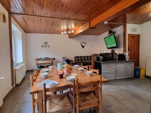 Maison de village en pierres à Chalmazel, idéale pour la nature - FR-1-496-381