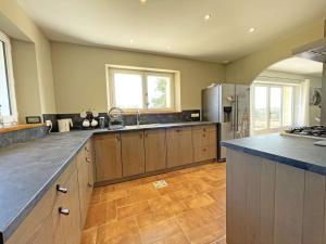 Maison en pierre avec terrasse paisible et piscine chauffée - FR-1-824-23
