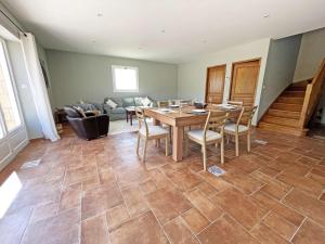 Maison en pierre avec terrasse paisible et piscine chauffée - FR-1-824-23