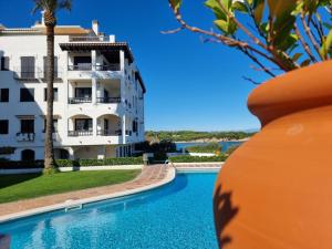 Apartamento moderno de 3 habitaciones a 50m de la playa con piscina - HISP-236-30