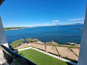 Apartamento moderno de 3 habitaciones a 50m de la playa con piscina - HISP-236-30