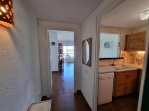 Apartamento acogedor en LEscala con terraza cerca de la playa - HISP-236-156