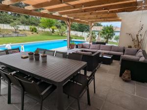 Superbe villa avec piscine chauffée et jardin à 10 min du centre, pour 12 personnes - FR-1-239-1150