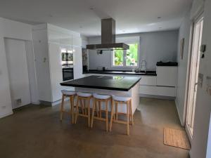 Superbe villa avec piscine chauffée et jardin à 10 min du centre, pour 12 personnes - FR-1-239-1150