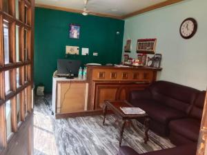 Madhu Shini AC Boarding and Lodging