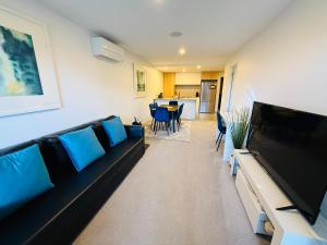 Midnight Luxe 2BR 2Bath 508 L5 in the heart of Braddon Pool Sauna Gym 1 Secure Parking Space Wifi Wine