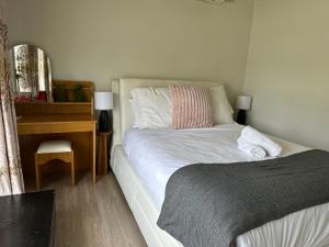 Cozy Private 4 bedrooms near Station Free Parking & WiFi
