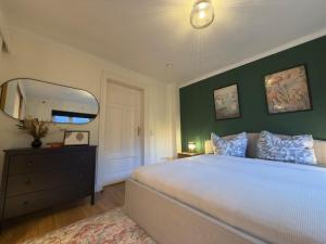 The Forest Green Residence – Garden & Tranquility
