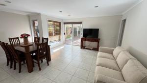 Canberra Stylish Home - near University of Canberra & EPIC
