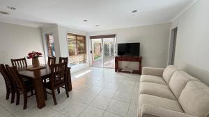Canberra Stylish Home - near University of Canberra & EPIC