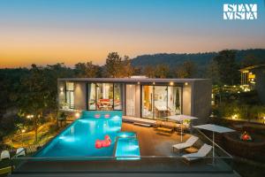 StayVista at The Solitaire Home with BBQ, Lawn, AC