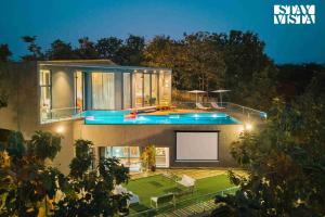 StayVista at The Solitaire Home with BBQ, Lawn, AC