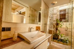 Emica Peaceful Royal 1 BR Pool Villa With Bathtub ZN434