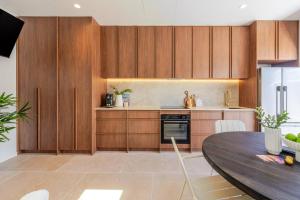 Palm Springs Luxe Guesthouse | Heart of Burleigh