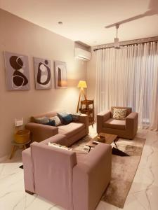 Modern Private En-Suite Room with Pool & In-Room TV